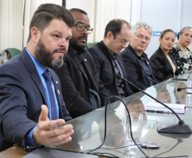 Delegação da Embaixada de Cuba, a Reitora da União de Santiago de Cuba, Diana Sedal Yanes e o Prof. Fidel Castro Neto, em reunião com Reitora da UnB, profª. Rozana Naves. 21/10/2025 Foto: Beto Monteiro/Ascom UnB